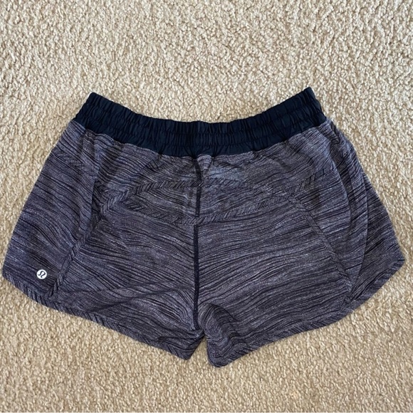 Lululemon Tracker Short IV 4way Strech 4’ Bit Point Ice Grey Black Size 10 - Picture 4 of 5
